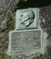 Médaillon et plaque commémorative Robert Redslob. Source - vignette MIRA.png
