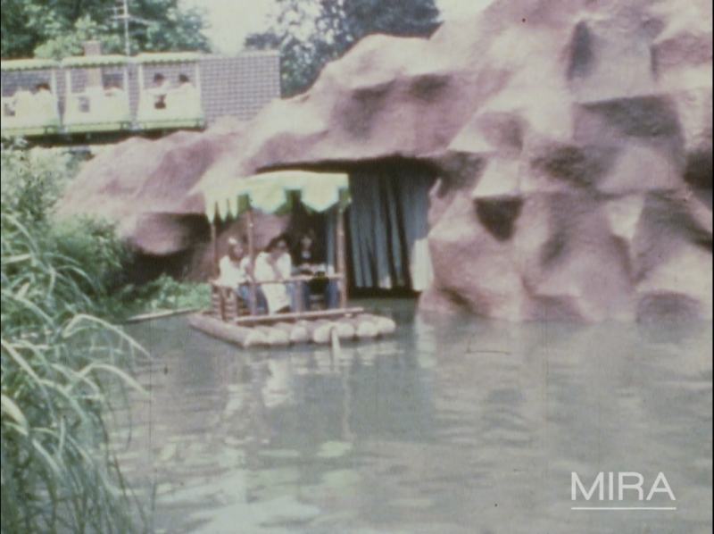 Fichier:L'attraction Rdeaux de la jungle (Dschungel-Floßfahrt), nouveauté 1978 à Europa-Park.png