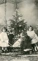 Photo d'enfants devant un arbre de Noël.jpg
