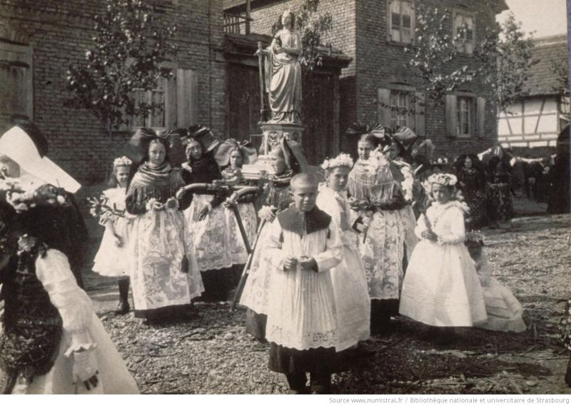 Fichier:Procession de la Fête Dieu, Geispolsheim, enfants.jpeg